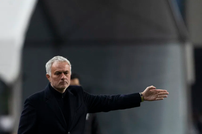 HLV Jose Mourinho chỉ đạo trận Benfica thua Braga 1-3 ở bán kết Cup Liên đoàn Bồ Đào Nha ngày 7/1. Ảnh: Abola