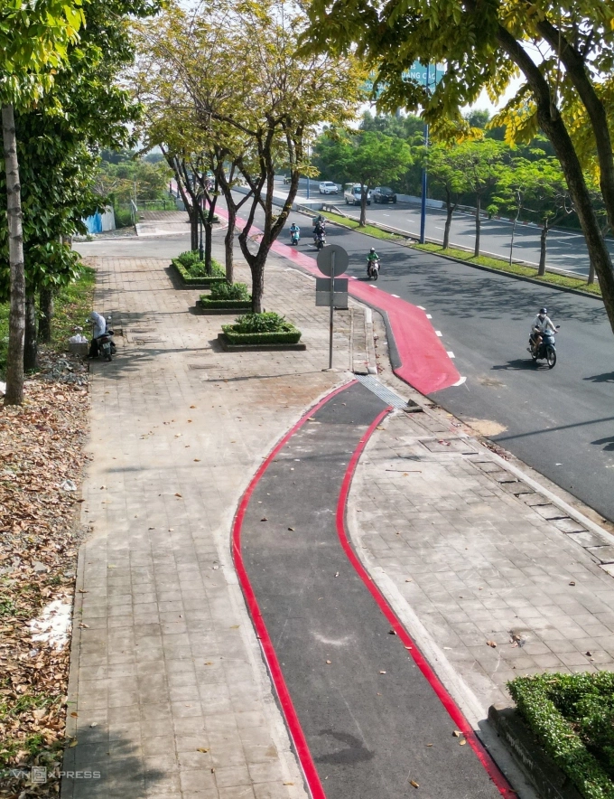 Làn đường ưu tiên xe đạp có đoạn chung phần đường xe cơ giới và phần lớn nằm trên vỉa hè. Ảnh: Quỳnh Trần