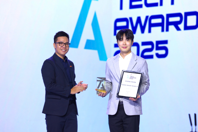 Đại diện Xiaomi nhận giải. Ảnh: Quỳnh Trần