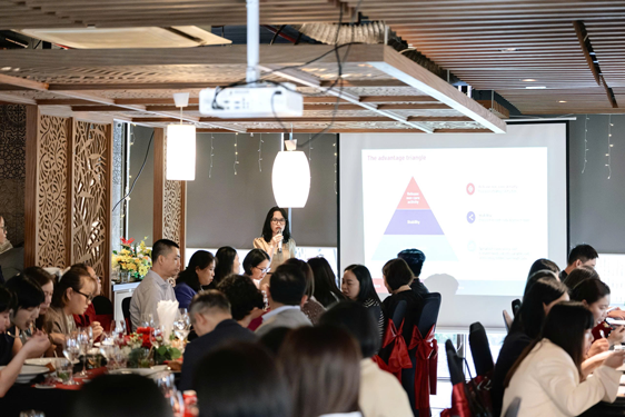 Gồng mình giữ việc, áp lực chồng chất - Ảnh 2.