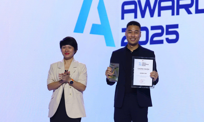 Đại diện Xanh SM nhận giải Thương hiệu công nghệ Việt của năm. Ảnh: Quỳnh Trần