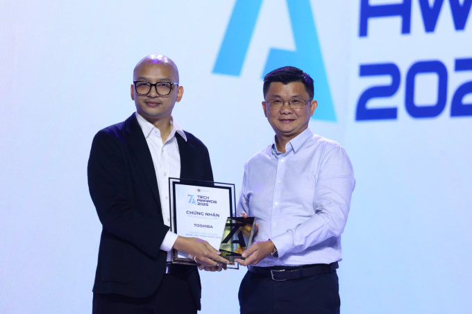 Đại diện Toshiba nhận giải Thương hiệu tủ lạnh được yêu thích nhất. Ảnh: Quỳnh Trần