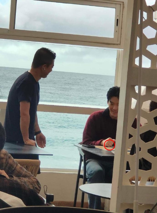 Tóm gọn Shin Min Ah - Kim Woo Bin hẹn hò sang chảnh sau đám cưới, nữ diễn viên vừa xoay người lại khiến công chúng câm nín tại chỗ- Ảnh 4.