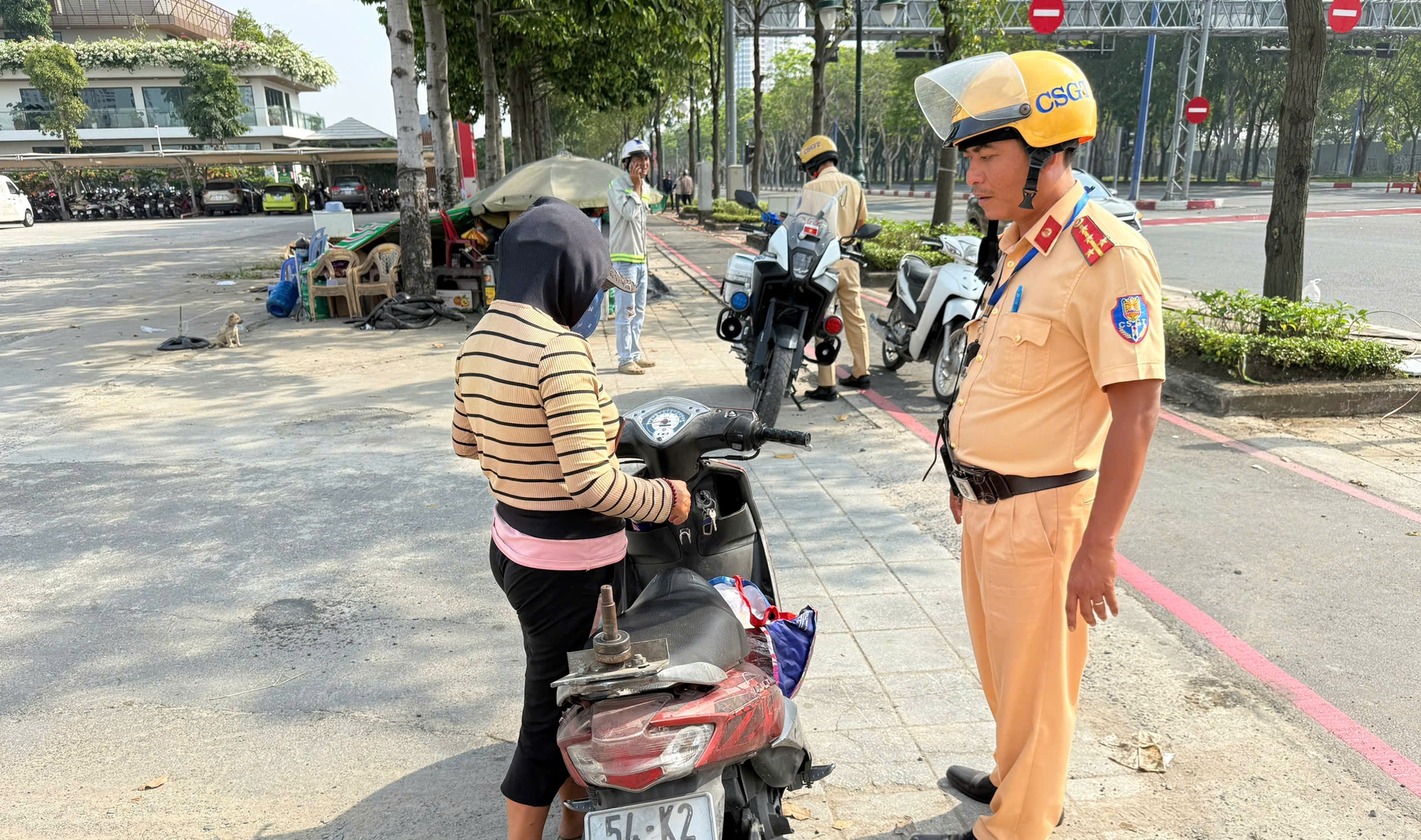 Làn đường riêng phản chiếu 'làn ý thức'! 2 Làn đường riêng phản chiếu 'làn ý thức'! - Ảnh 2.