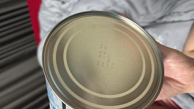 Lô sữa chị Hòa mua có mã số trùng với lô bị thu hồi tại Nga. Ảnh: Nhân vật cung cấp