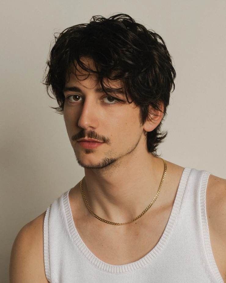 Milo Manheim cũng sát với nguyên tác nhân vật Flynn Rider. 