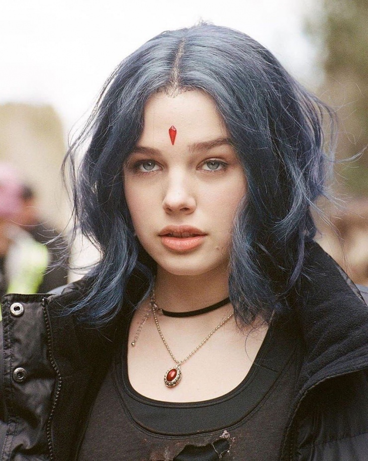 Teagan Croft với tạo hình nhân vật Raven.