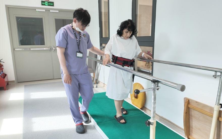 Khớp háng nhân tạo chuyển động kép thế hệ mới - giảm 93% nguy cơ trật khớp 4 Bệnh nhân Israel đi lại nhẹ nhàng sau 1 ngày thay khớp háng nhân tạo chuyển động kép