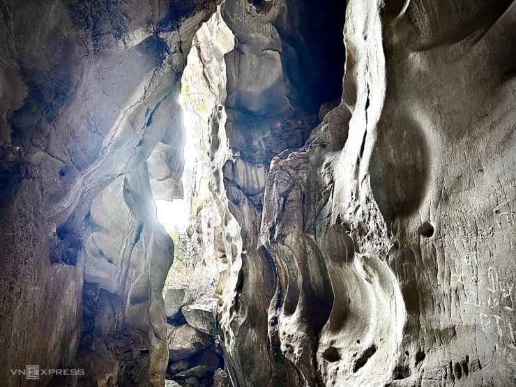 Bia ma nhai khắc trên vách đá - bảo vật quốc gia trong động Kính Chủ 5 Bia ma nhai khắc trên vách đá - bảo vật quốc gia trong động Kính Chủ - 4