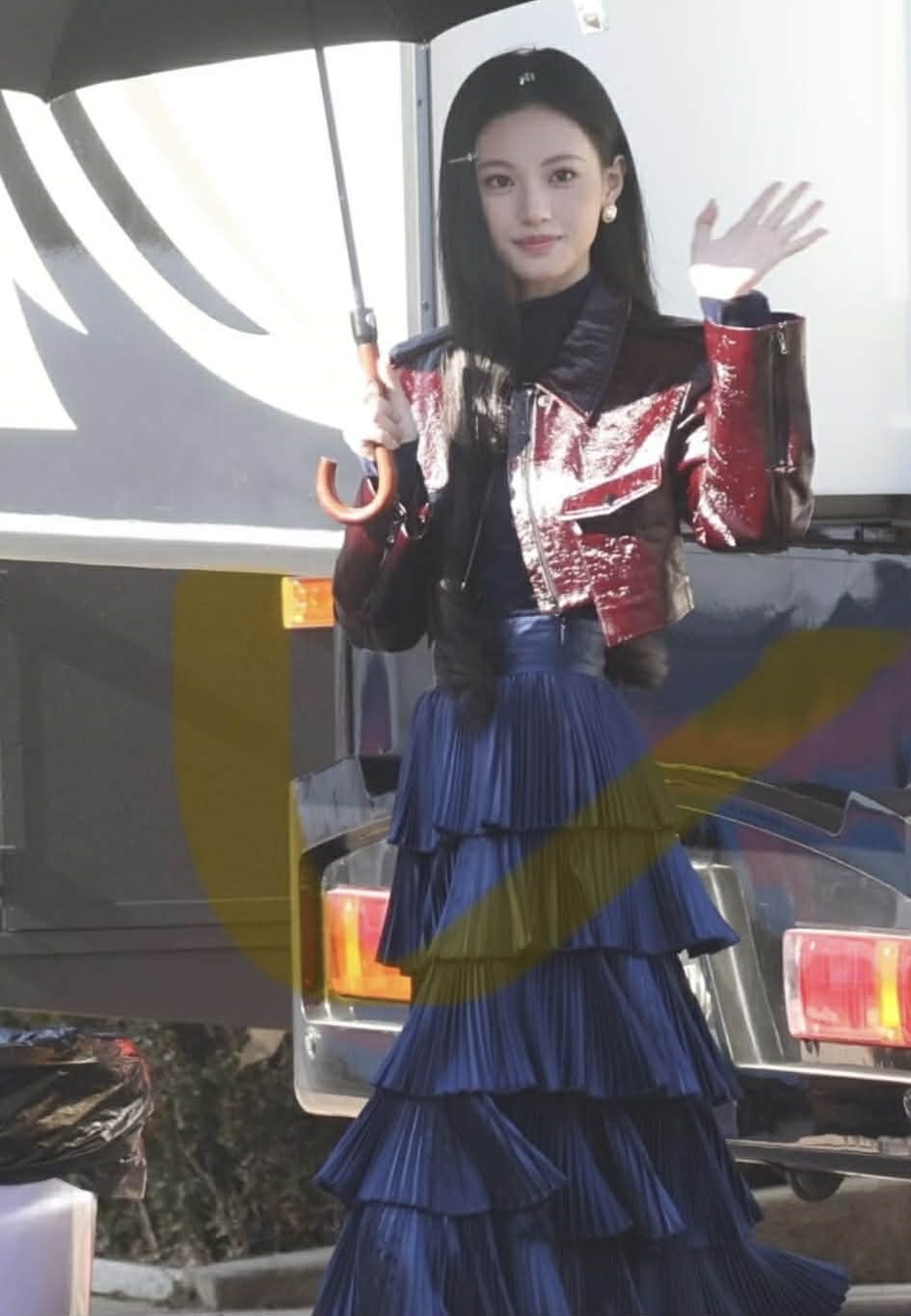 Mặc đồ xấu như mỹ nhân này mà cũng dám ra đường: Giống hệt bình chữa cháy biết đi, có tỉnh táo không đấy?- Ảnh 5.