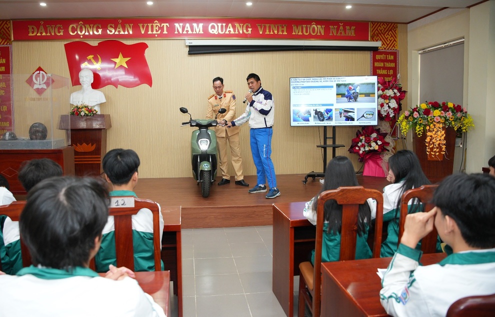 Honda Việt Nam trao 408 xe Honda ICON e: cho học sinh trung học phổ thông toàn quốc - 3