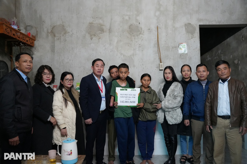 Trao hơn 142 triệu đồng tới nam sinh 14 tuổi bị điện giật phải cắt 2 tay - 2