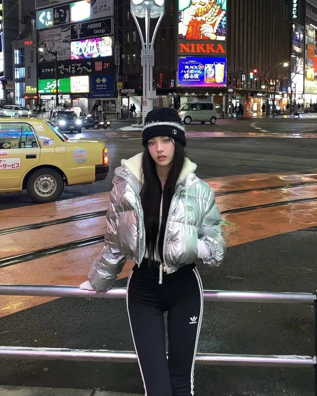 Giữ ấm mà vẫn thời thượng với bộ đôi áo phao và mũ len- Ảnh 4. Giữ ấm mà vẫn thời thượng với bộ đôi áo phao và mũ len- Ảnh 4.