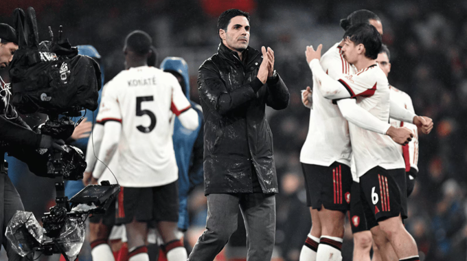 HLV Mikel Arteta vỗ tay tri ân người hâm mộ sau trận. Ảnh: Arsenal FC