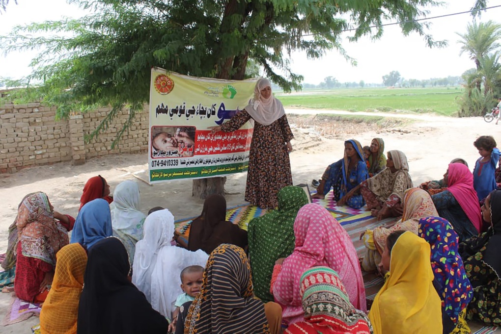 Bị cả làng phản đối, cô gái vẫn kiên trì làm những điều không tưởng - 2