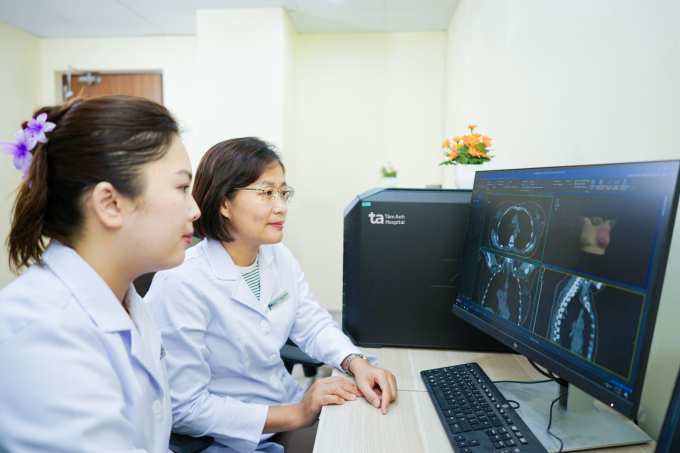 Bác sĩ Thảo (thứ 2 từ trái qua) theo dõi phác đồ xạ trị cho Thư. Ảnh: Bệnh viện Đa khoa Tâm Anh