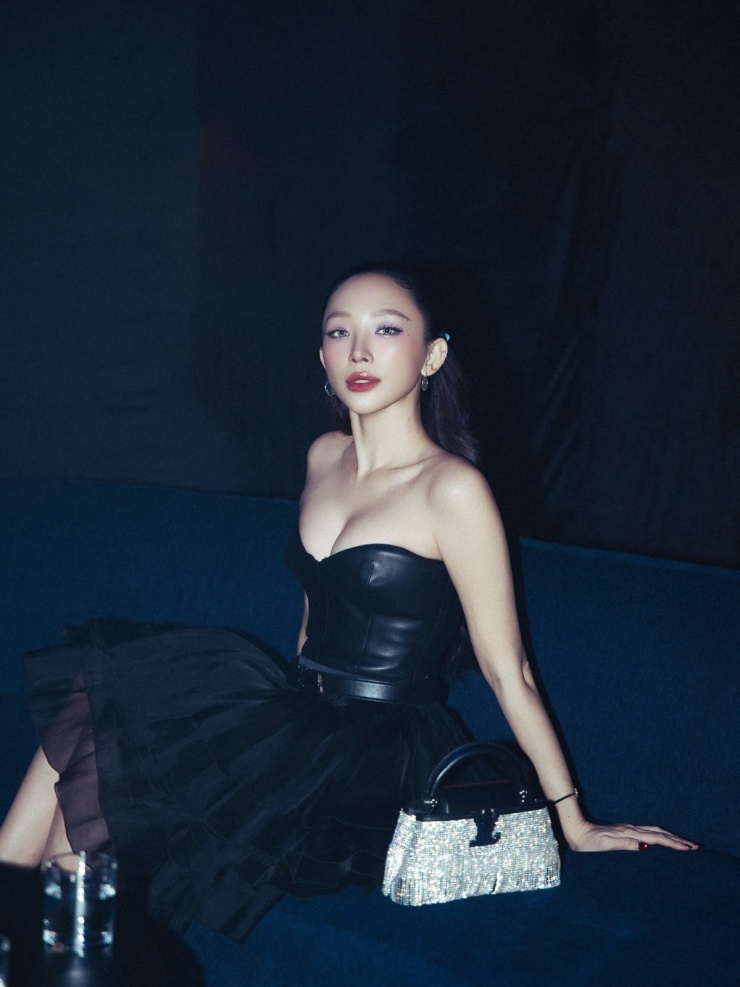 Dự sự kiện của Louis Vuitton hôm 13/12, Tóc Tiên diện đầm da cúp ngực có chít eo. Cô phối cùng túi Capucines đính hàng nghìn viên đá pha lê thuộc bộ sưu tập Xuân - Hè 2025, giá bán khoảng 253 triệu đồng.