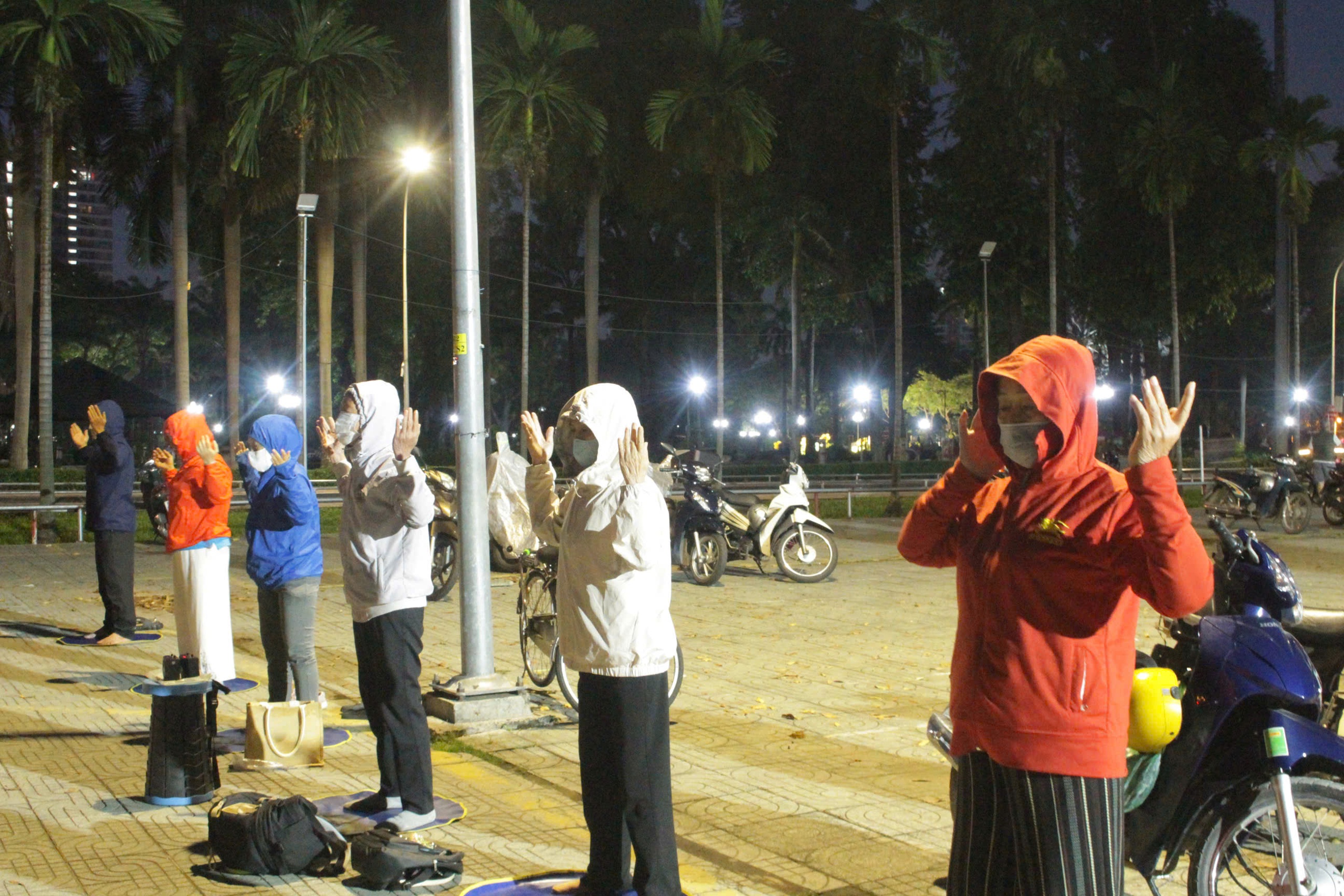 Người dân TP.HCM co ro trong cái lạnh 17 độ Chiếm thấy   - Ảnh 3.