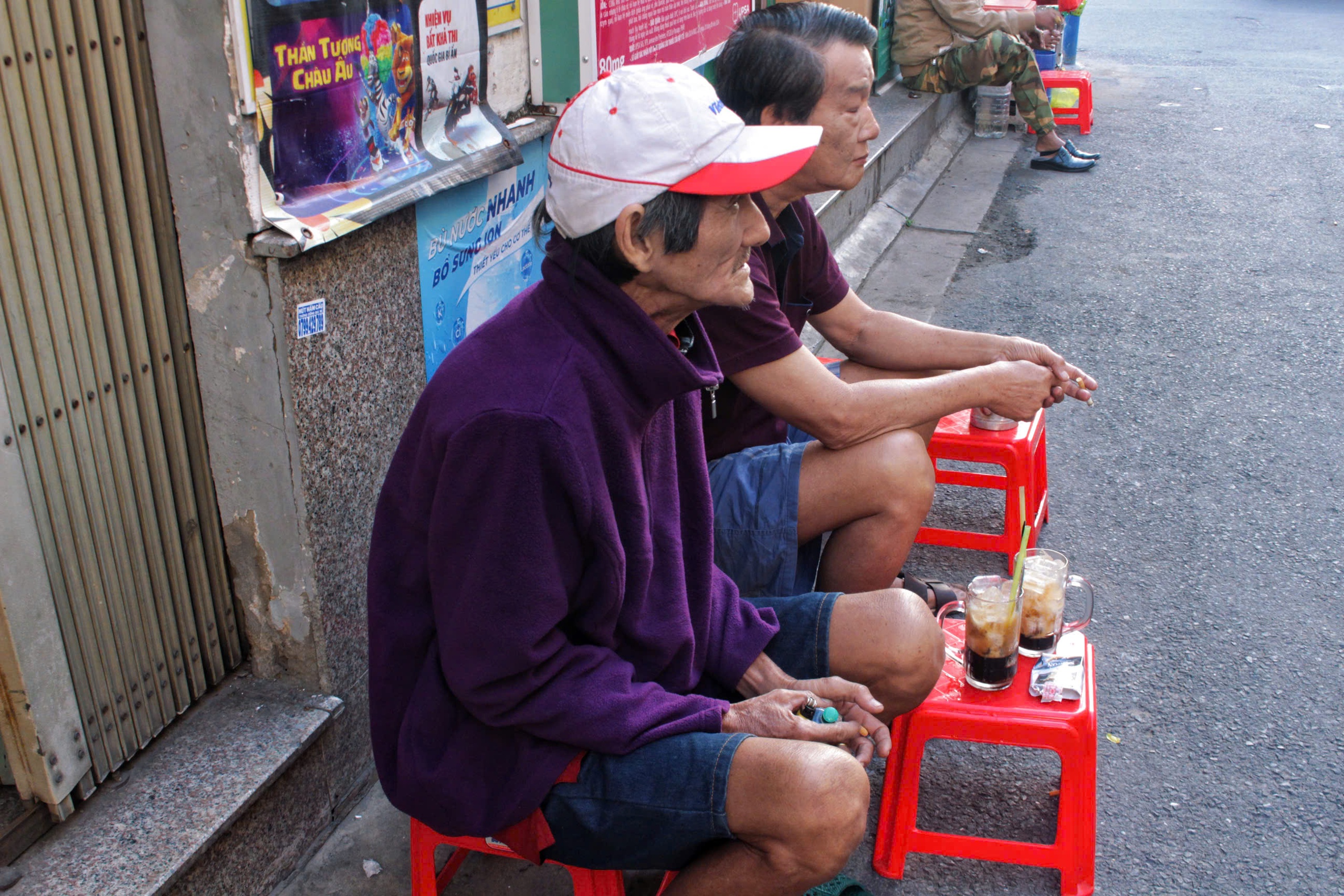 Người dân TP.HCM co ro trong cái lạnh 17 độ Chiếm thấy   - Ảnh 6.