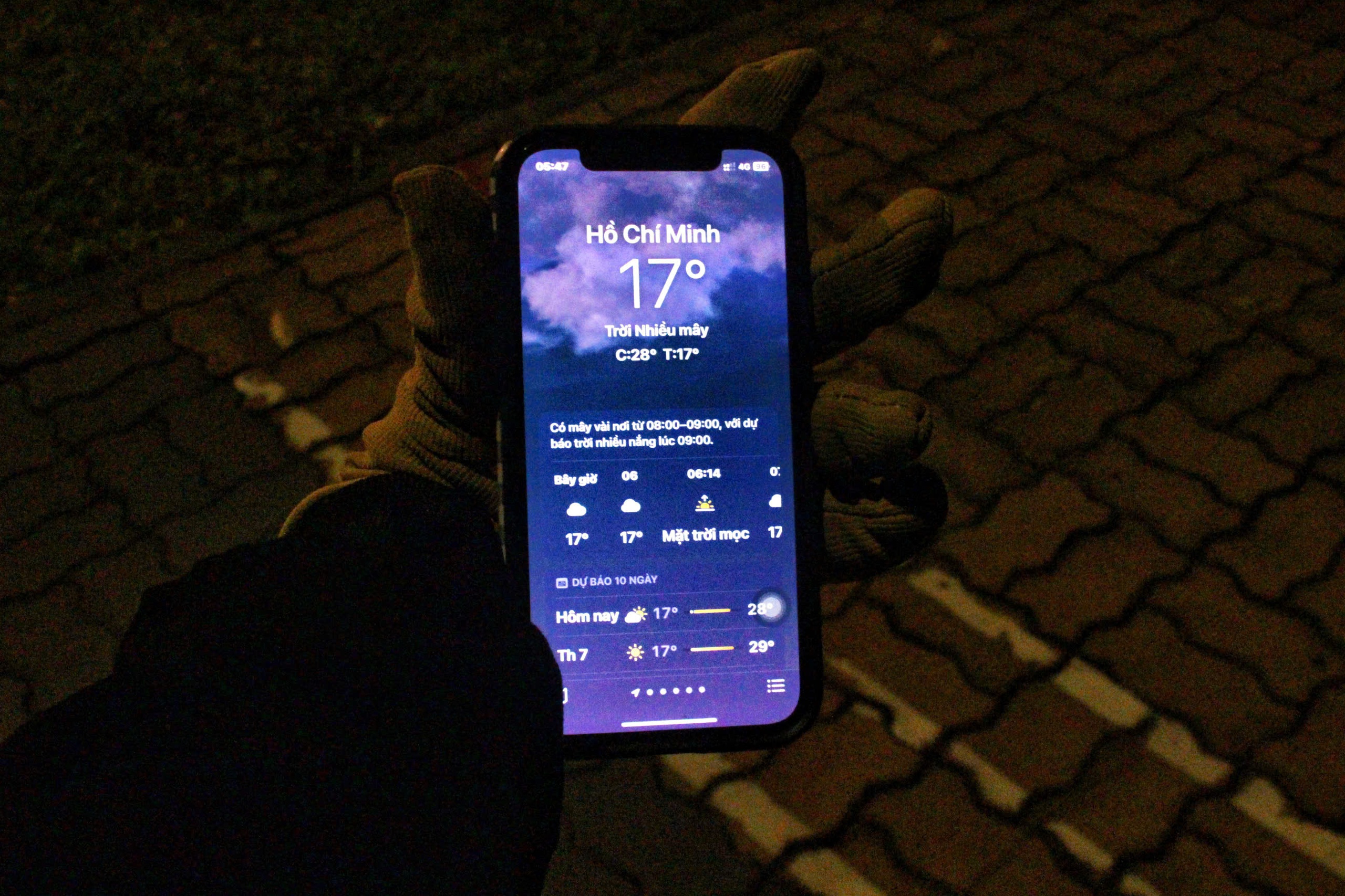 Người dân TP.HCM co ro trong cái lạnh 17 độ Chiếm thấy   - Ảnh 10.