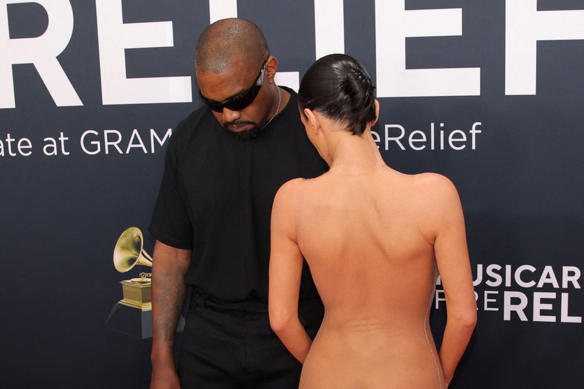 “Váy khỏa thân” vẫn gây sốt bất chấp tranh cãi - 5