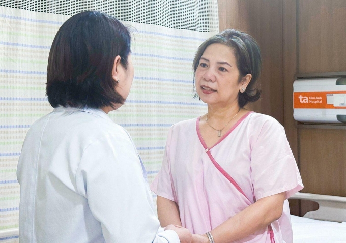 Chị Hằng gửi lời cảm ơn các bác sĩ đã phẫu thuật cho chị thành công. Ảnh: Tuệ Diễm