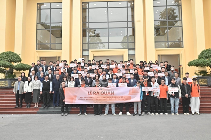 Sinh viên trường ĐH FPT về gần 30 xã phường Quảng Ninh tham gia hỗ trợ chính quyền và người dân. Ảnh: FPT