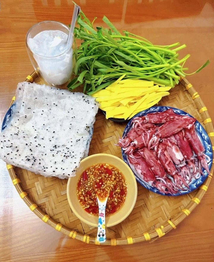 7 món ăn hot trend 2025 khiến dân mạng điên cuồng săn lùng 4 Mực trứng hấp giòn ngọt kết hợp với rau muống sống giòn mát, xoài chua ngọt và bánh tráng mè đen.