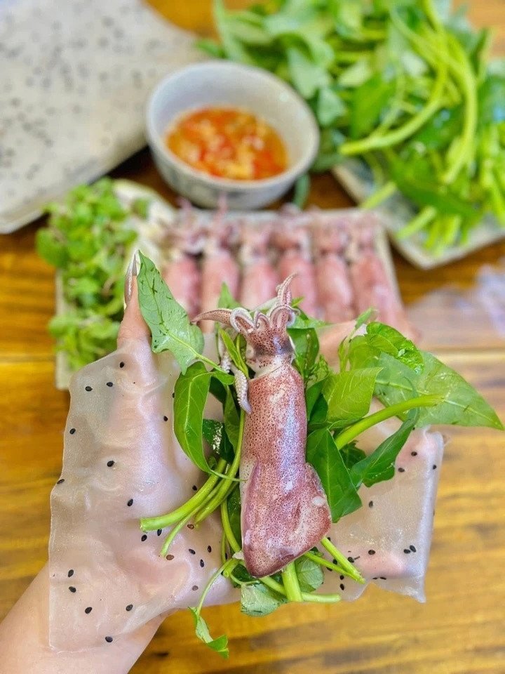 7 món ăn hot trend 2025 khiến dân mạng điên cuồng săn lùng 5 Món mực hấp cuốn rau muống bánh tráng được nhiều người ưa chuộng trong mùa hè.