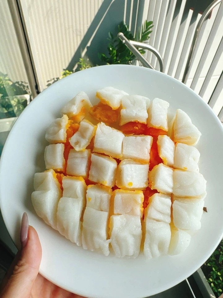 7 món ăn hot trend 2025 khiến dân mạng điên cuồng săn lùng 8 Cận cảnh món bánh dẻo nhân sen trứng muối, ấn dẹt rồi cắt thành từng miếng nhỏ để ăn.