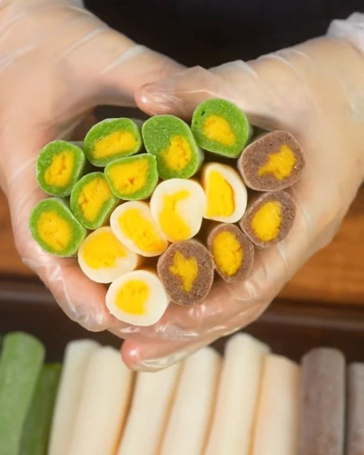 7 món ăn hot trend 2025 khiến dân mạng điên cuồng săn lùng 9 Vỏ bánh có thể mang hương vị matcha, cacao hoặc bột bánh dẻo truyền thống.