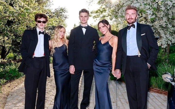 Các thành viên nhà Beckham - trừ vợ chồng Brooklyn - dự tiệc sinh nhật lần thứ 50 của David Beckham năm ngoái. Từ trái qua: Cruz, Harper,15 tuổi, Romeo, 24 tuổi, Victoria và David. Ảnh: Instagram/ Victoria Beckham