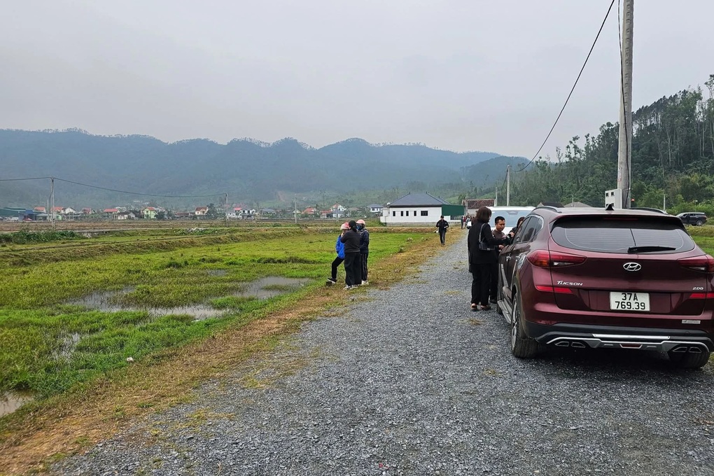 Cảnh khác thường nơi ô tô, dòng người từng nườm nượp đi mua đất ở Nghệ An - 2