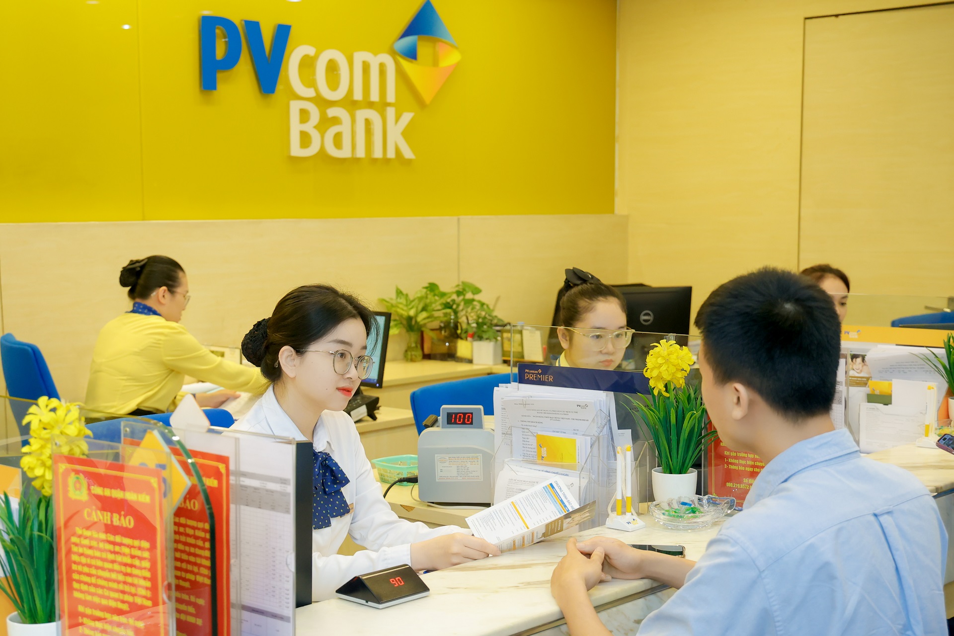 PVcomBank xếp vị trí 86 trong Top 500 Doanh nghiệp lớn nhất Việt Nam năm 2025 2 PVcomBank xếp vị trí 86 trong Top 500 Doanh nghiệp lớn nhất Việt Nam năm 2025 - Ảnh 3.