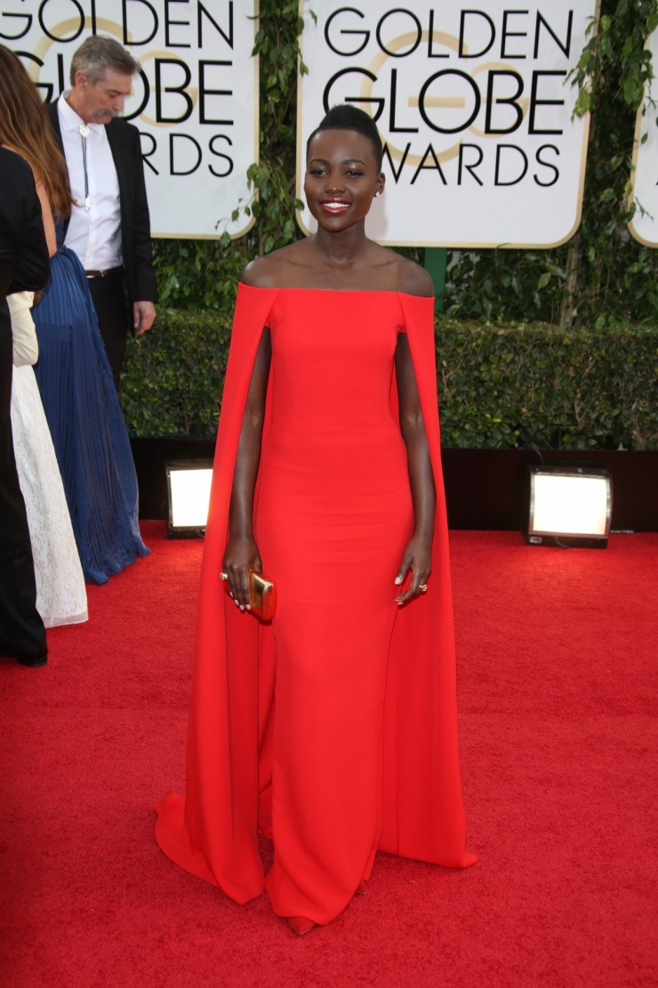 Diễn viên Lupita Nyong’o trong trang phục của Ralph Lauren trên thảm đỏ Lễ trao giải Quả cầu vàng năm 2014. “Quả cầu vàng là dịp để các ngôi sao diện những bộ trang phục lộng lẫy. Năm 2014, Lupita Nyong’o đã làm điều đó một cách hoàn hảo khi cô được đề cử với vai diễn trong '12 Years a Slave'. Chiếc váy Ralph Lauren có phom dáng thanh lịch, tinh tế, trong khi sắc đỏ giúp cô ấy thật sự nổi bật”, Izzy Grinspan của Harper's Bazaar nhận xét.