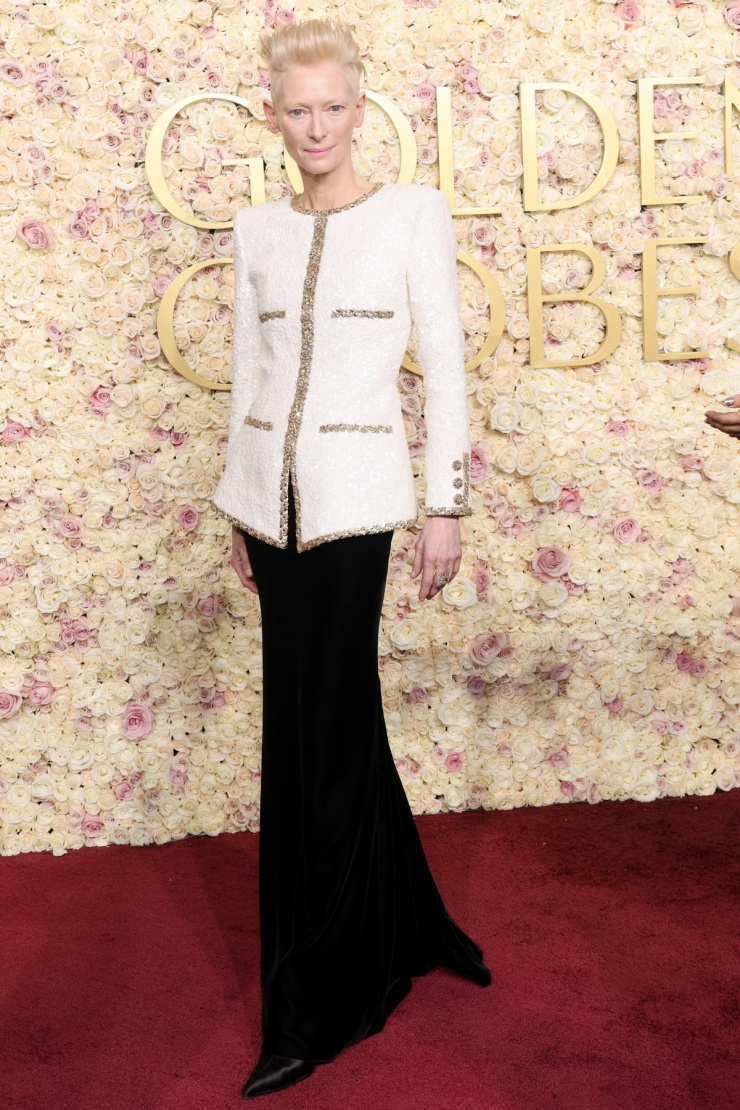 Diễn viên Tilda Swinton diện trang phục đơn giản với áo khoác Chanel trắng và chân váy đen dáng suông tại Lễ trao giải Quả cầu vàng năm 2024. Phong cách lạnh lùng, cá tính cùng thần thái khác biệt của Tilda Swinton đã biến tổng thể tối giản của bộ trang phục trở thành một trong những khoảnh khắc thời trang ấn tượng nhất trên thảm đỏ.