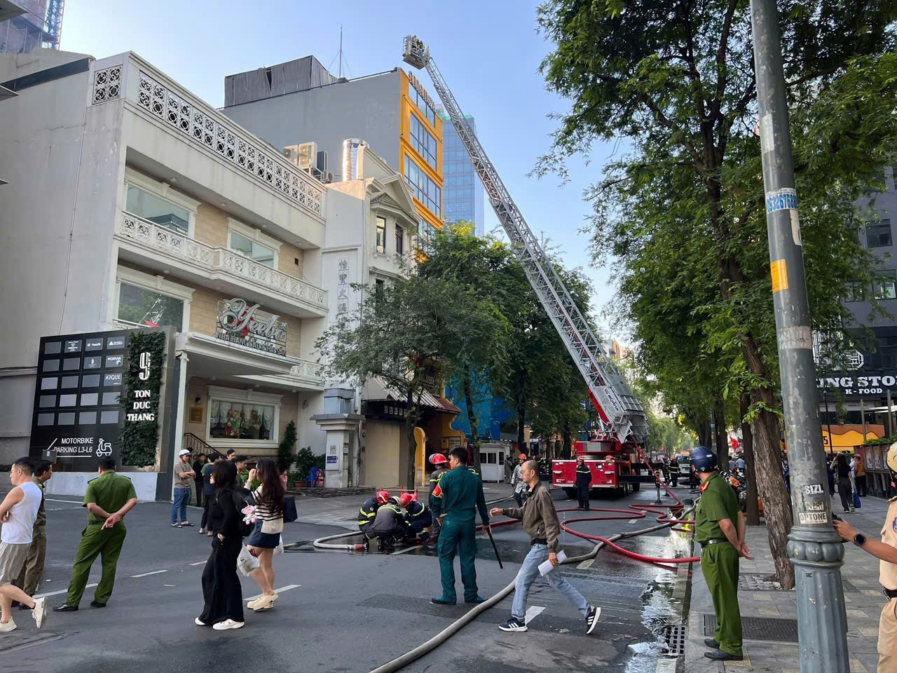 Công an TP.HCM giải cứu 2 người mắc kẹt trong vụ cháy tòa nhà spa, massage- Ảnh 3.