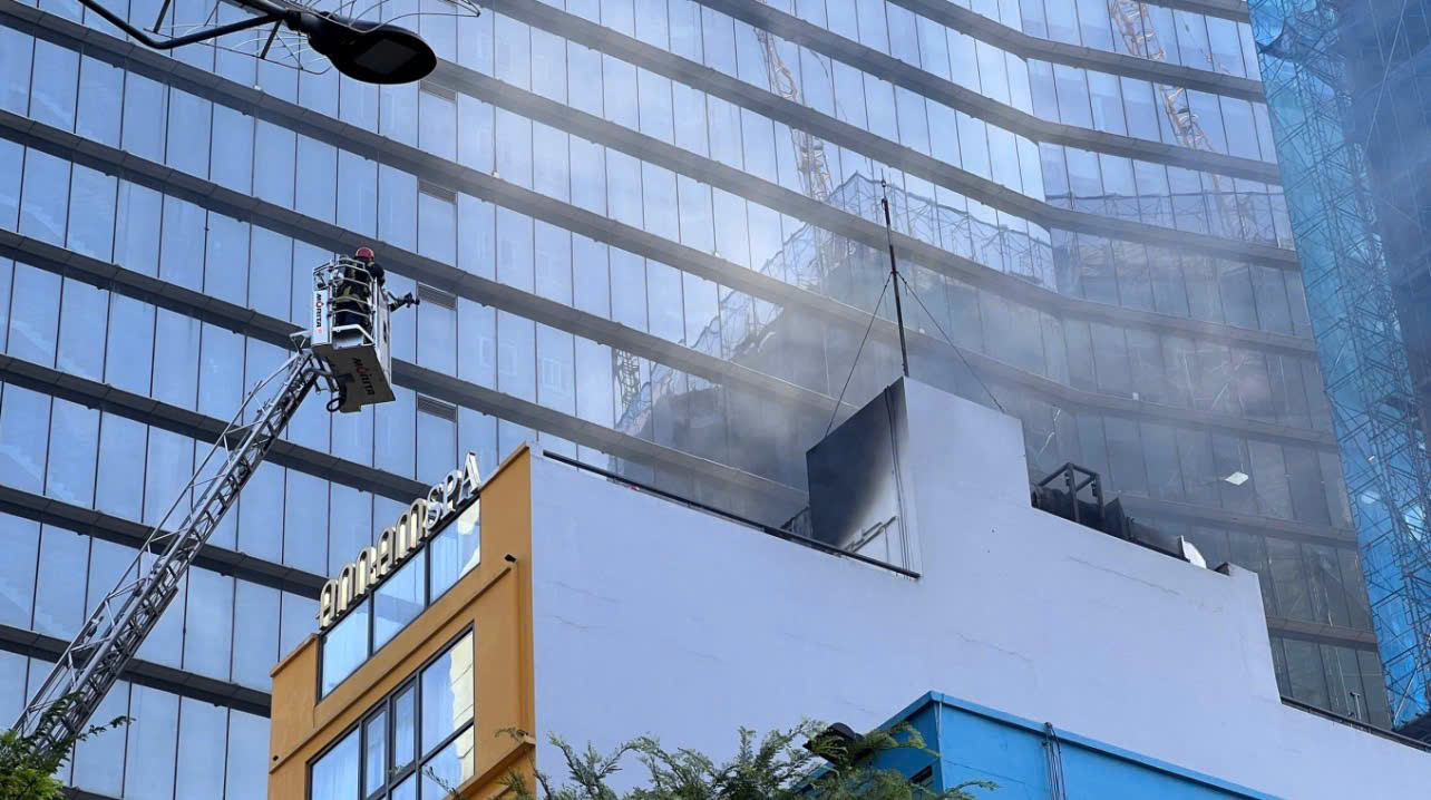 Công an TP.HCM giải cứu 2 người mắc kẹt trong vụ cháy tòa nhà spa, massage- Ảnh 4.