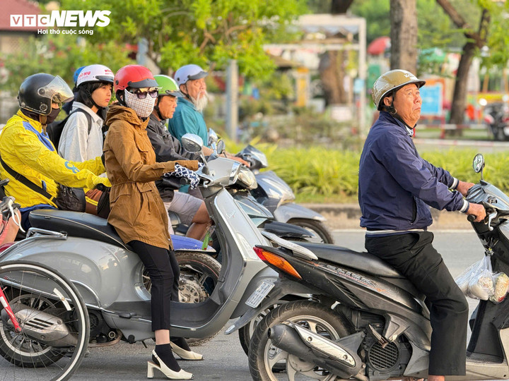 Chuyên gia: TP.HCM còn 2-3 đợt lạnh từ nay đến Tết Nguyên đán 2026- Ảnh 2.