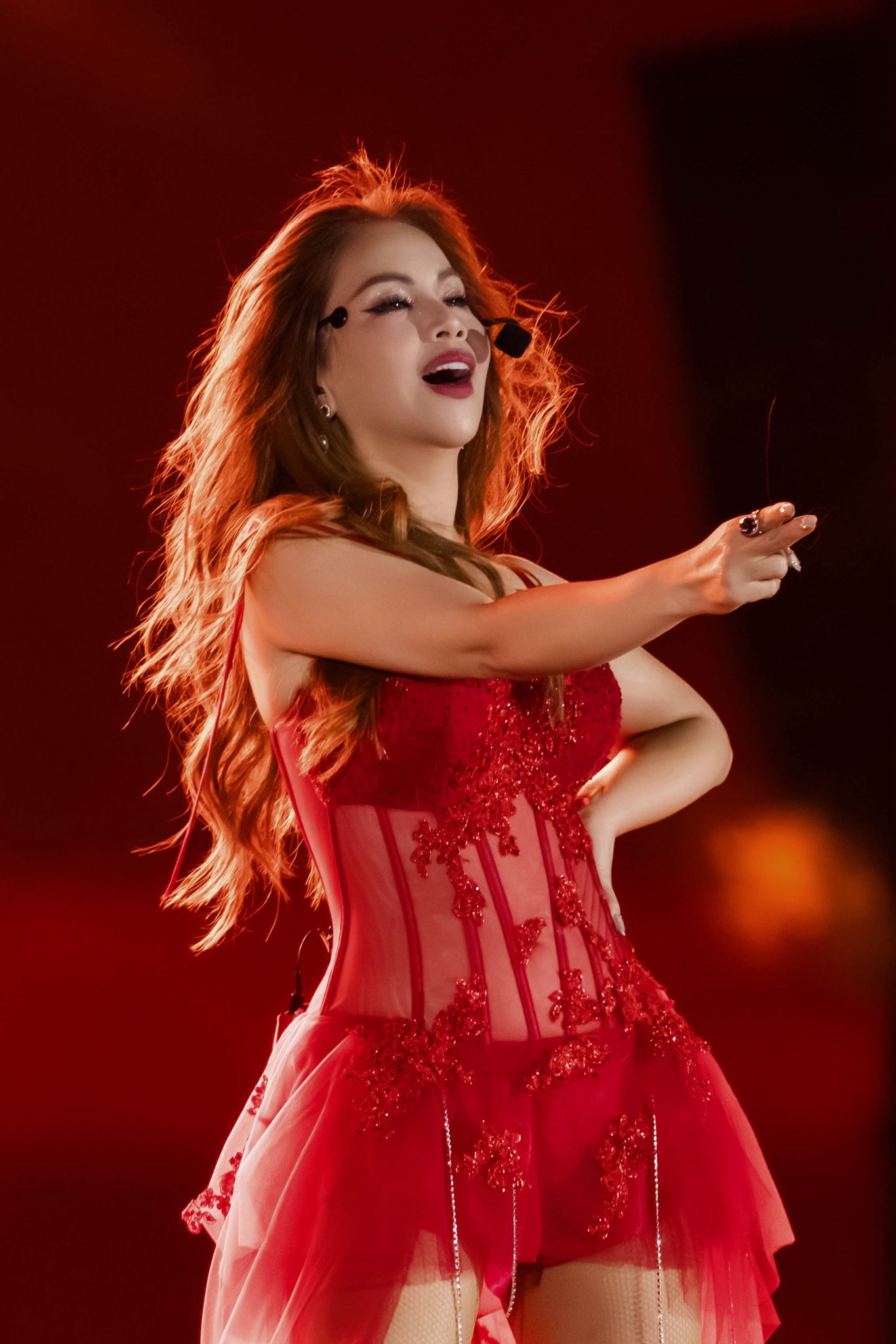 Điều ít biết về em gái ca sĩ giàu nhất Việt Nam: Đi làm phục vụ ở Mỹ, 3 năm không dám báo người nhà- Ảnh 7. Điều ít biết về em gái ca sĩ giàu nhất Việt Nam: Đi làm phục vụ ở Mỹ, 3 năm không dám báo người nhà- Ảnh 7.