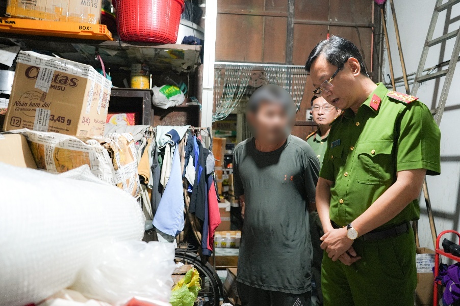 Choáng váng xưởng nước hoa giả Chanel, Dior, Le Labo... của vợ chồng Giám đốc HALOVA: Hơn 130 lít nước hoa đã pha chế, 12.400 vỏ chai và 18.000 nhãn hiệu nước hoa các loại- Ảnh 3.