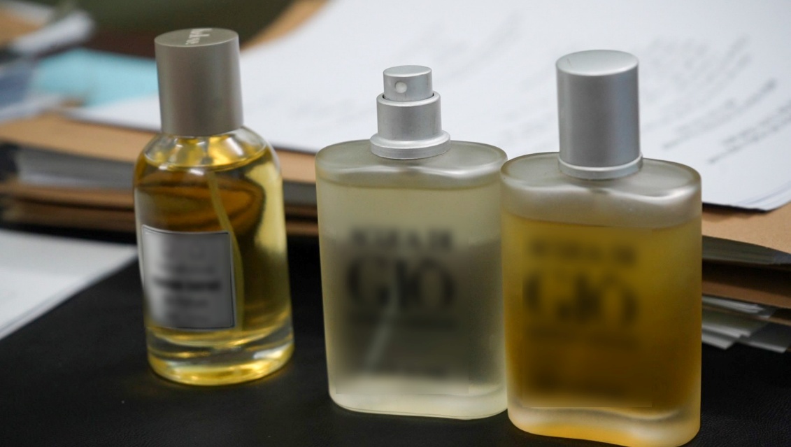 Choáng váng xưởng nước hoa giả Chanel, Dior, Le Labo... của vợ chồng Giám đốc HALOVA: Hơn 130 lít nước hoa đã pha chế, 12.400 vỏ chai và 18.000 nhãn hiệu nước hoa các loại- Ảnh 6.