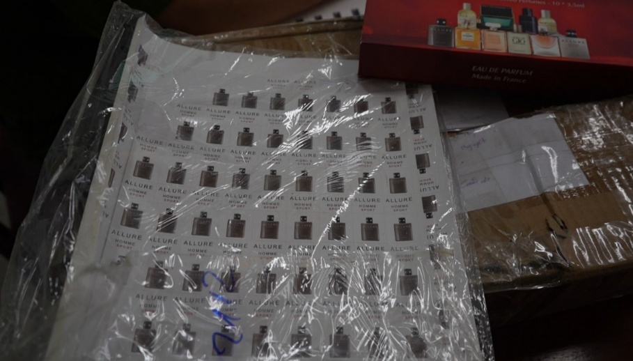 Choáng váng xưởng nước hoa giả Chanel, Dior, Le Labo... của vợ chồng Giám đốc HALOVA: Hơn 130 lít nước hoa đã pha chế, 12.400 vỏ chai và 18.000 nhãn hiệu nước hoa các loại- Ảnh 7.