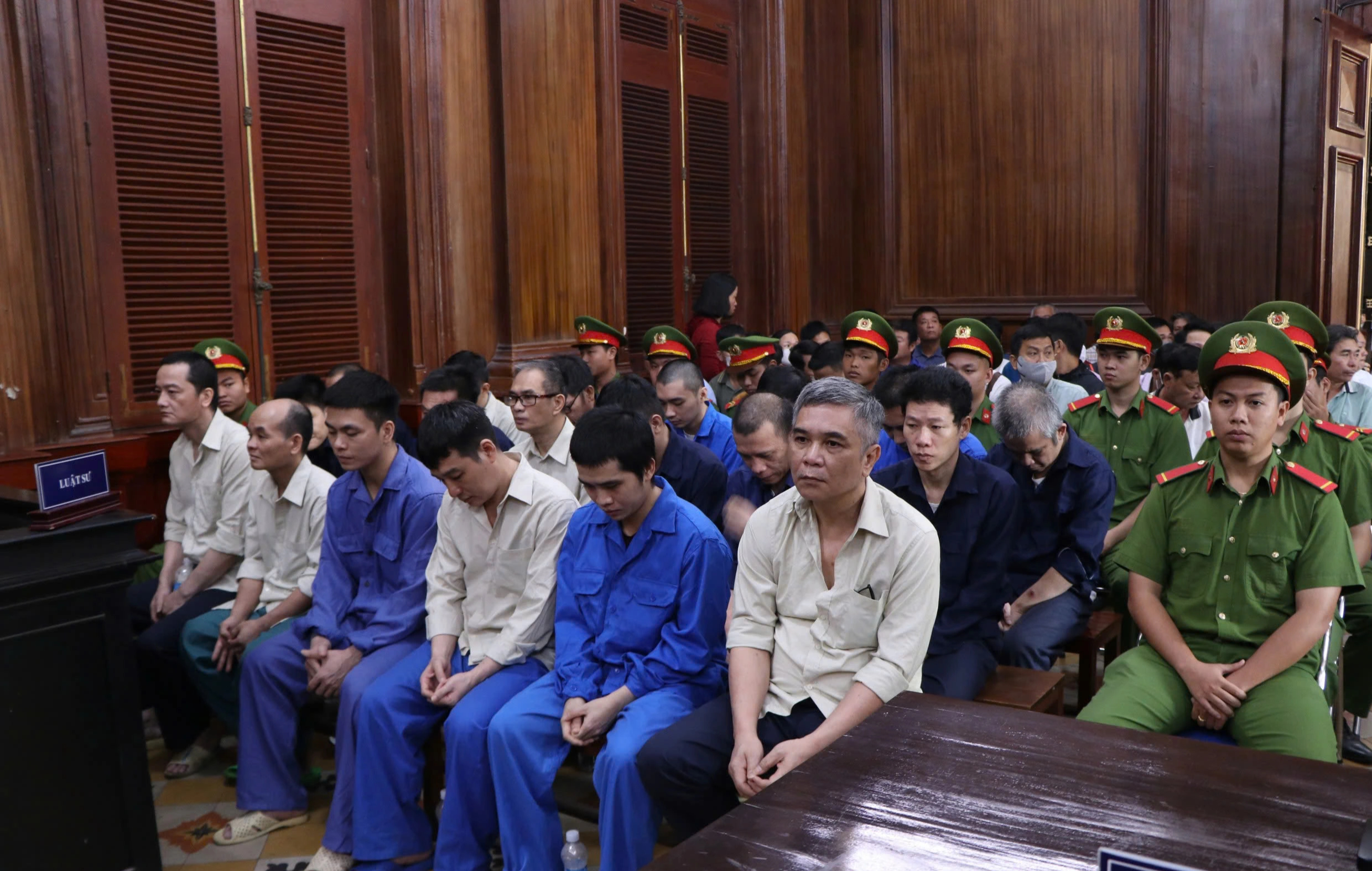 Viện KSND TP.HCM đề nghị mức án 64 bị cáo đưa, nhận hối lộ- Ảnh 3. Viện KSND TP.HCM đề nghị mức án 64 bị cáo đưa, nhận hối lộ- Ảnh 3.