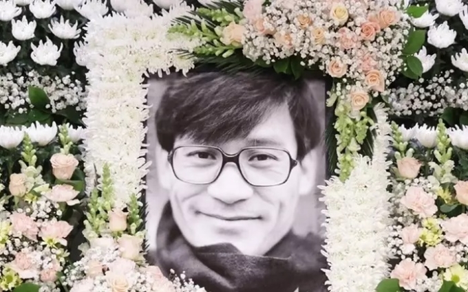 Di ảnh nghệ sĩ Ahn Sung Ki. Ảnh: News1