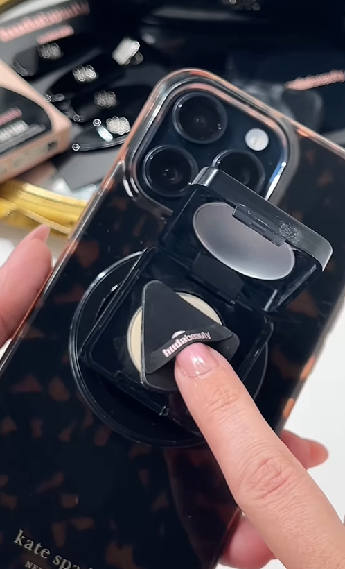 Nối bước Rhode, Huda Beauty khiến hội con gái đảo điên với giá đỡ điện thoại kiêm phấn phủ- Ảnh 5.