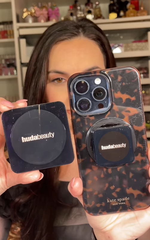 Nối bước Rhode, Huda Beauty khiến hội con gái đảo điên với giá đỡ điện thoại kiêm phấn phủ- Ảnh 13.