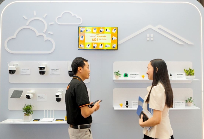 Người dùng tìm hiểu về các giải pháp của Imou tại Tech Awards 2025. Ảnh: Quỳnh Trần