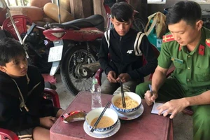 Cứu 2 thiếu niên trên thuyền chết máy trôi dạt trong lòng hồ thủy điện