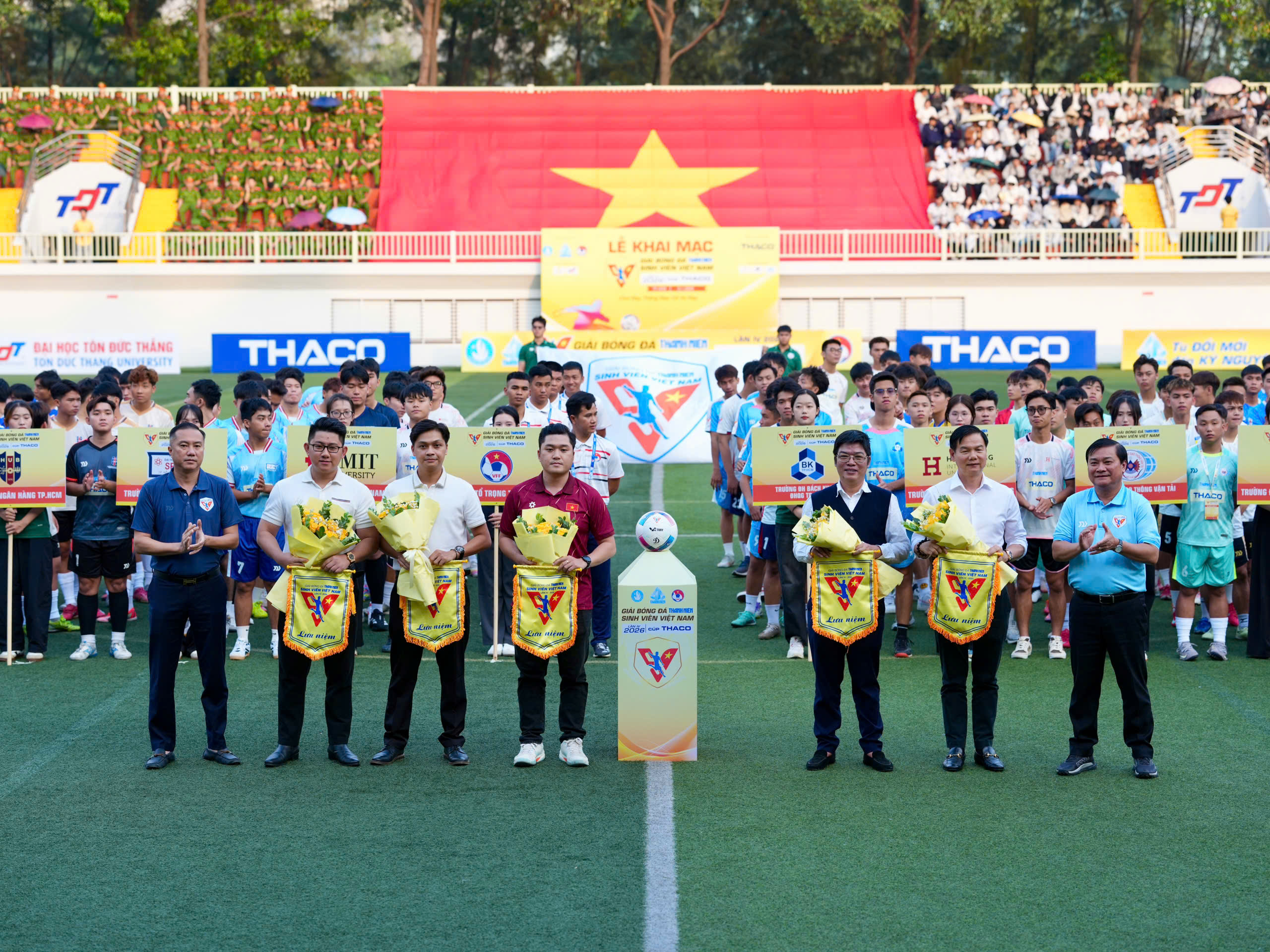 Rực rỡ lễ khai mạc TNSV THACO cup 2026: Ngày hội lớn đậm chất sinh viên, chuyên nghiệp và hấp dẫn- Ảnh 3. Rực rỡ lễ khai mạc TNSV THACO cup 2026: Ngày hội lớn đậm chất sinh viên, chuyên nghiệp và hấp dẫn- Ảnh 3.